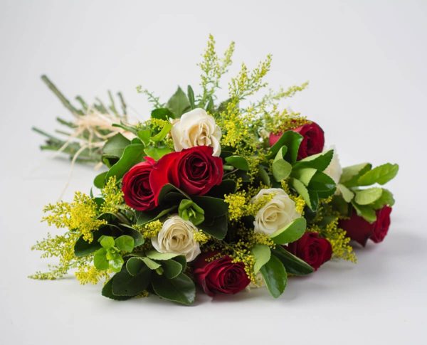 Классический букет составлен из 11 красных и белых роз, солидаго, зелень.