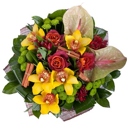 Модный букет собран из стойких сортов цветов - орхидей, кустовых хризантем, антуриумов, альстромерий.