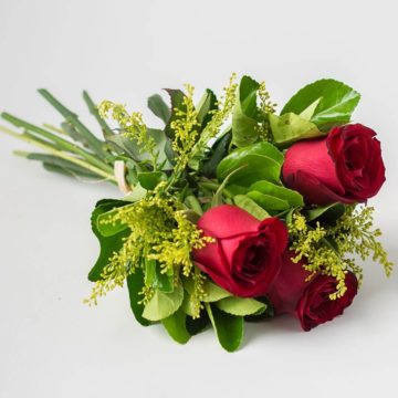 The bouquet consists of three roses, solidago, greens.