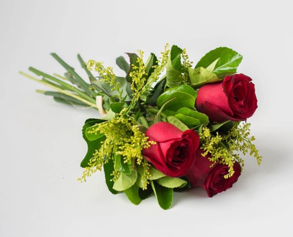 В составе букета три розы, солидаго, зелень. В букете возможны замены по согласованию с клиентом.